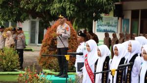 zulfa-pimpin-upacara.jpg