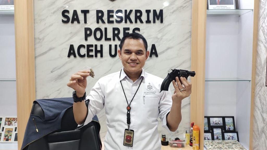 AKP-Dr-Boestani-memperlihatkan-barang-bukti-pistol.jpg
