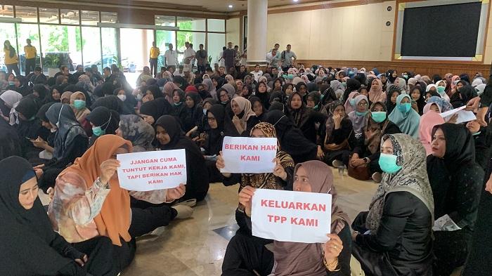 BREAKING NEWS - Seratusan ASN RSUDZA Duduki Kantor Gubernur Aceh, Tuntut Pencairan TPP