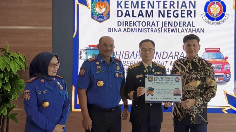 Aceh-Selatan-Terima-Bantuan-Mobil-Pemadam-dari-Kemendagri.jpg
