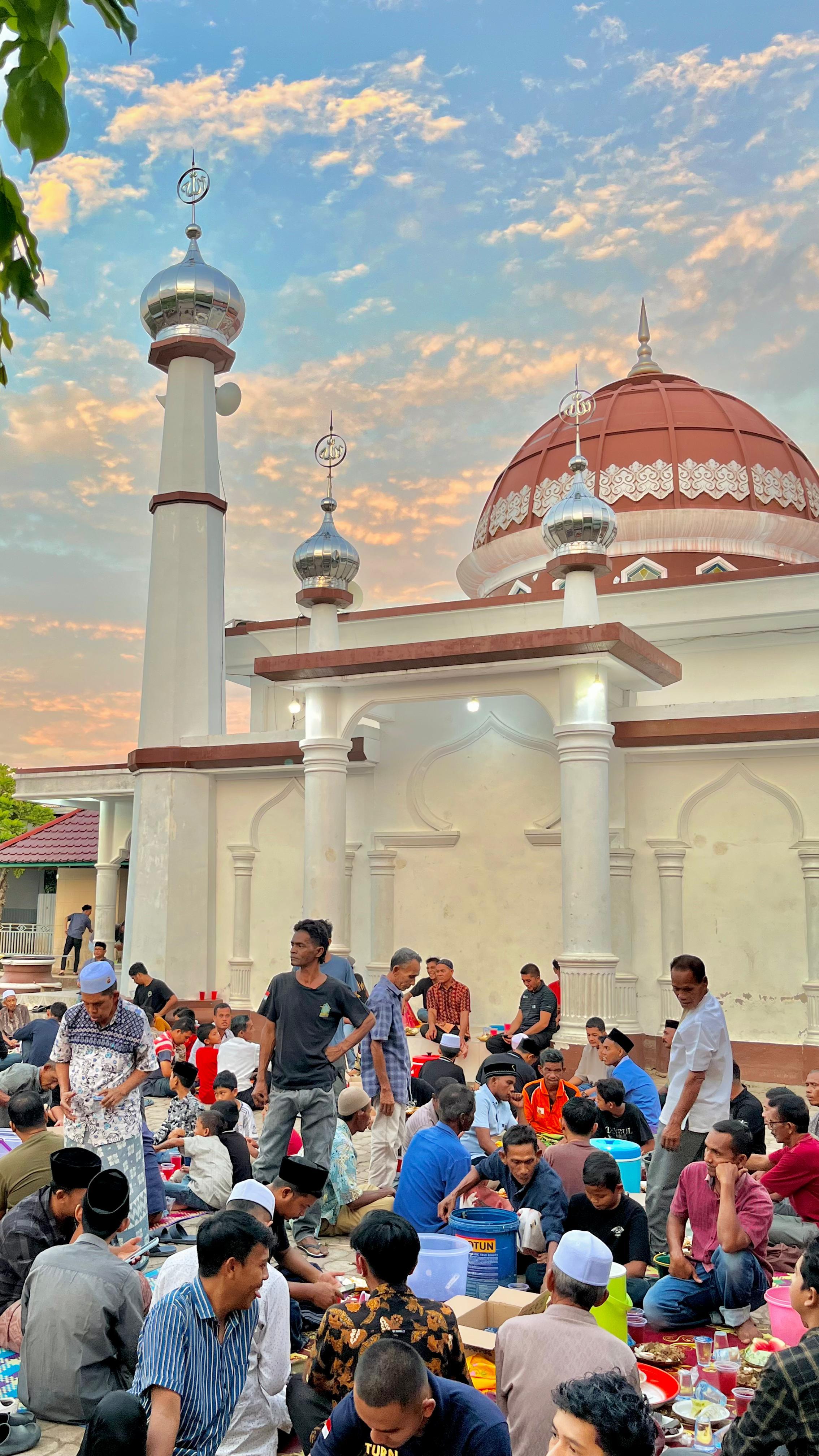 Suasana buka puasa bersama di Meunasah Gampong Lam Asan, Kecamatan Kuta Baro, Aceh Besar, Selasa (10/03/2026).