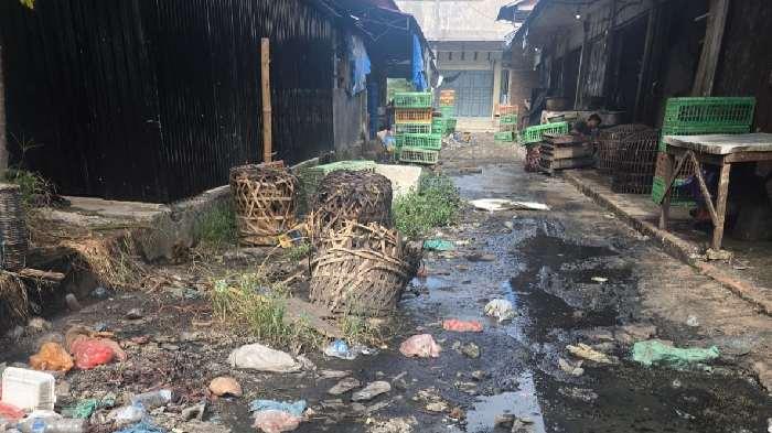 Air-limbah-berwarna-hitam-tergenang-di-lorong-di-Pasar-Grong-Grong.jpg