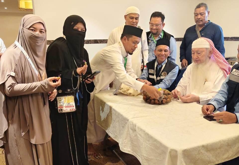Jamaah Haji Sabang Hadiahkan Salak dan Cengkeh untuk Nazir Waqaf Habib Bugak di Mekkah
