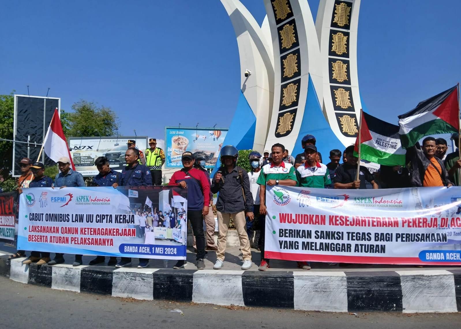 Aliansi-Buruh-Aceh-membentangkan-spanduk-tolak-Omnibus-Law-saat-peringatan-Mayday.jpg