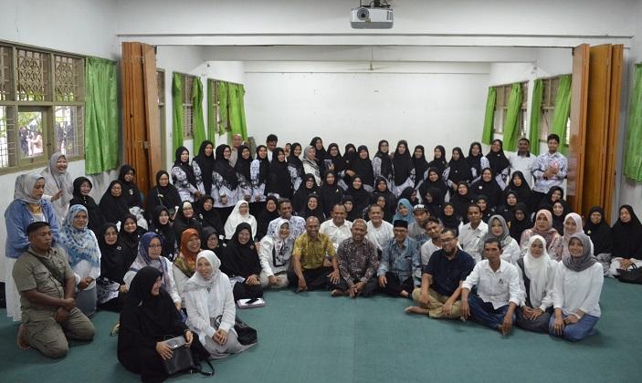 Momentum Hari Guru, Alumni SMAN 4 Banda Aceh Angkatan 97 Gelar Bakti Sosial di Sekolah