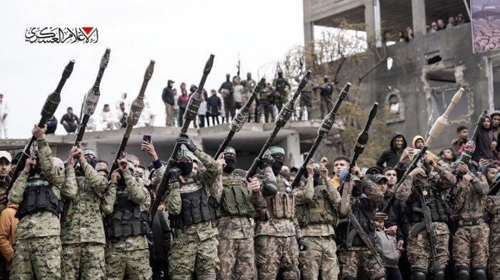 Anggota-Brigade-Al-Qassam-memamerkan-senjata-selama-pertukaran-tahanan-gelombang-ke-7.jpg