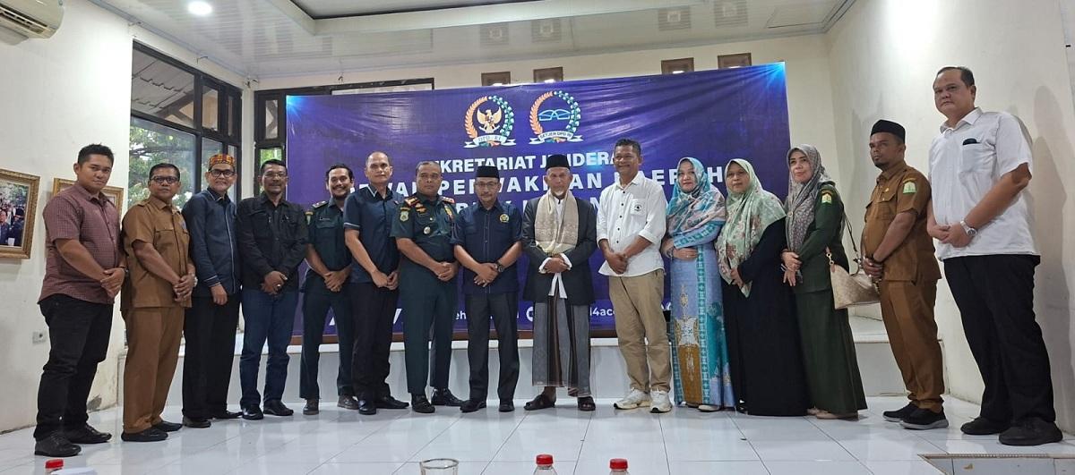 Anggota-DPD-RI-asal-Aceh-Haji-Uma-Sudirmansaat-foto-bersama-usai-Focus-Group-Discussion-FGD.jpg