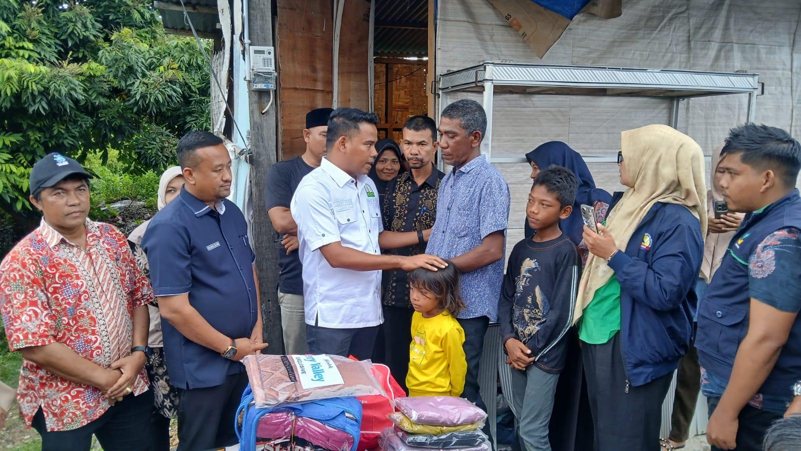 Anggota-DPRA-Munawar-AR-Ngohwan-serahkan-bantuan-untuk-warga-di-rumah-reot.jpg