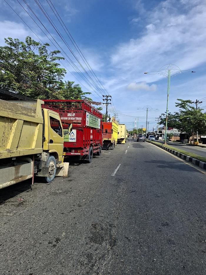 Angkutan-umum-truk-mengantre-solar-di-SPBU-Idi-Rayeuk.jpg
