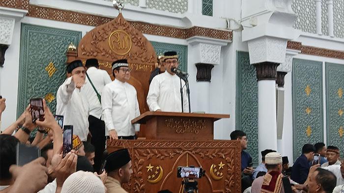 Usai Jumat di MRB, Anies-Cak Imin Dikerumuni Massa, Dipaksa Naik ke Atas Mimbar