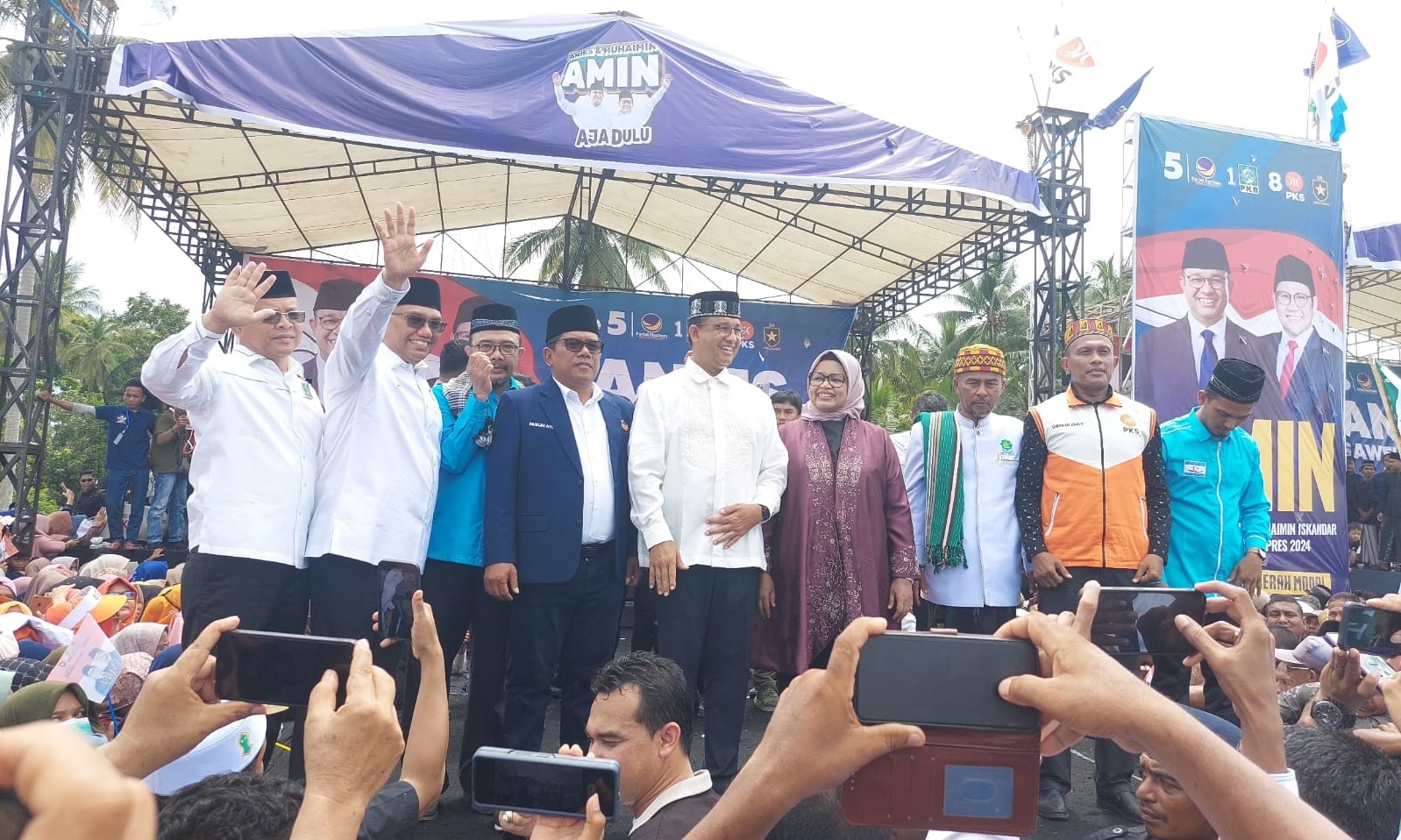 Anies-Baswedan-didampingi-para-petinggi-partai-lokal-dan-partai-politik-Koalisi-Perubahan.jpg