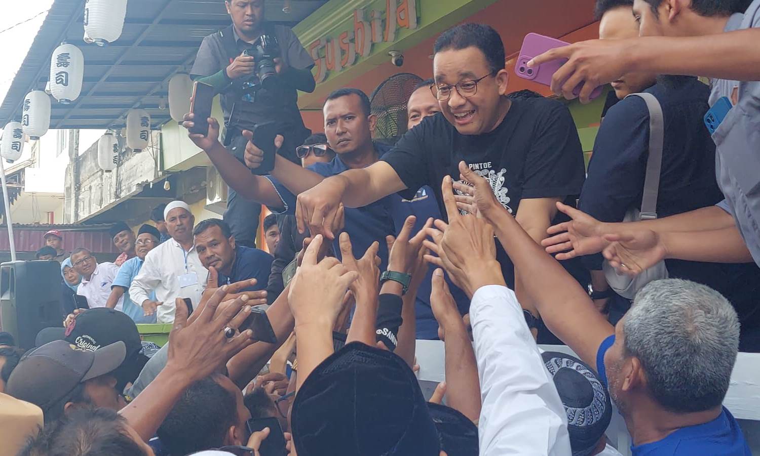 Anies-Baswedan-disabut-pendukungnya-di-Lhokseumawe-Rabu-1112023.jpg