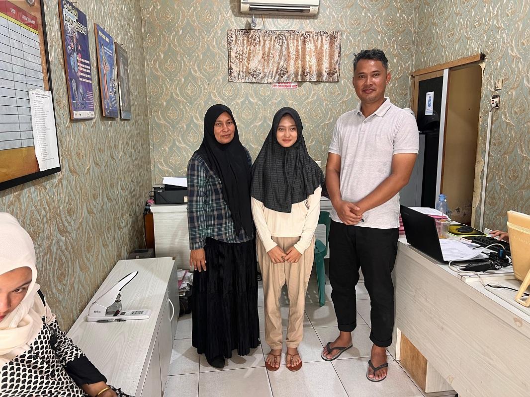 Anisa-Azkia-tengah-berfoto-bersama-ibunya-di-Mapolres-Pidie.jpg