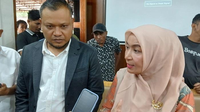 Anita-didampingi-Kuasa-Hukumnya-Yulfan-memberikan-keterangan-kepada-wartawan.jpg