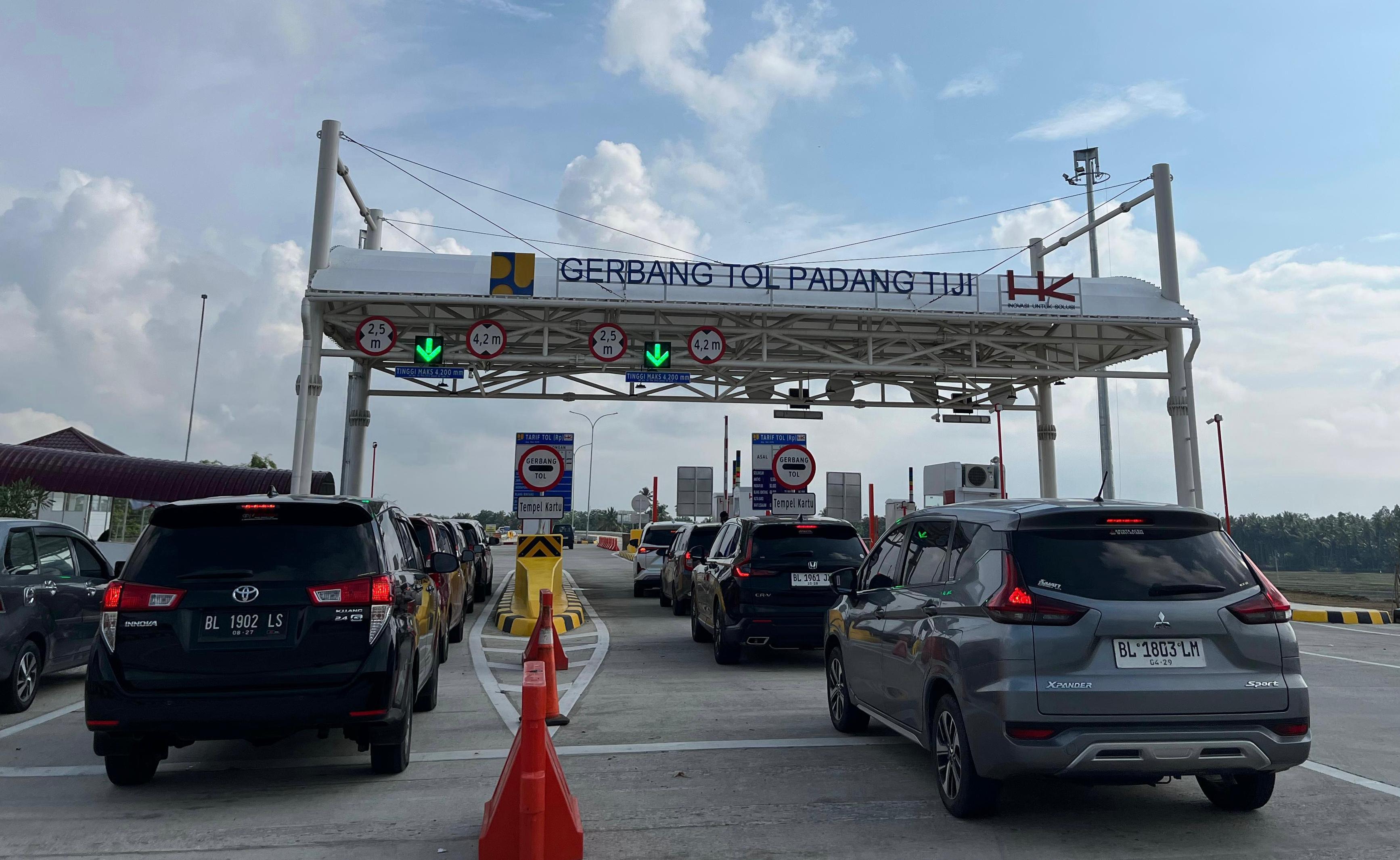 Antrean-kendaraan-di-gerbang-tol-Sibanceh-ruas-fungsional-seksi-1.jpg