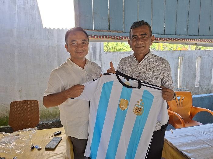 Lolos Perempat Final Piala Dunia, Pendukung Argentina di Aceh Singkil Bagikan Jersey - Serambinews.com