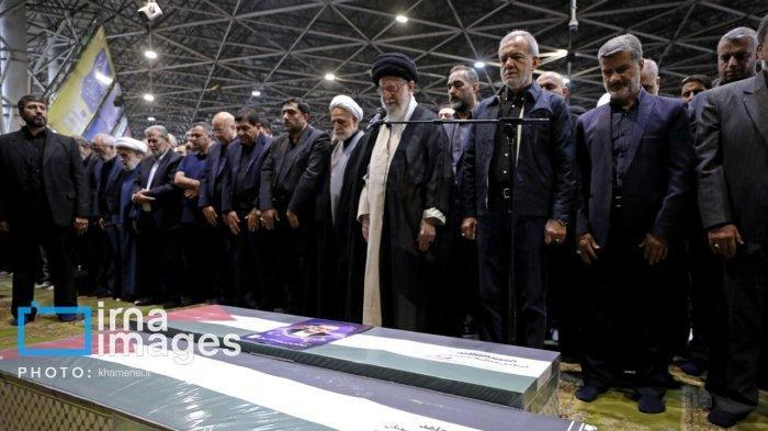 Pemimpin Tertinggi Iran Ayatollah Ali Khamenei Pimpin Doa Upacara Kematian Ismail Haniyeh di Teheran