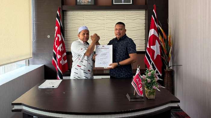 Azhari-M-Nur-atau-akrab-disapa-Maop-saat-menerima-SK.jpg