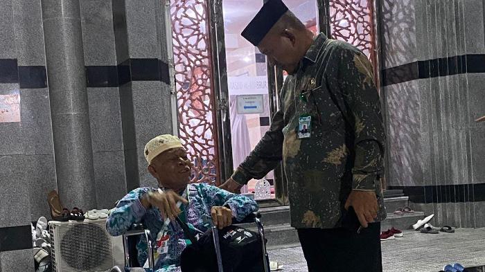 Pastikan Pelayanan Optimal, Kakanwil Kemenag Aceh Sapa Jamaah Haji Lansia