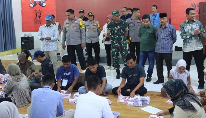 Pj Wali Kota Subulussalam Monitoring Sortir dan Pelipatan Surat Suara Pilkada 2024