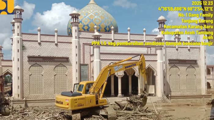 BPJN Aceh Kerahkan Alat Berat  Bersihkan Pesantren Darul Mukhlishin