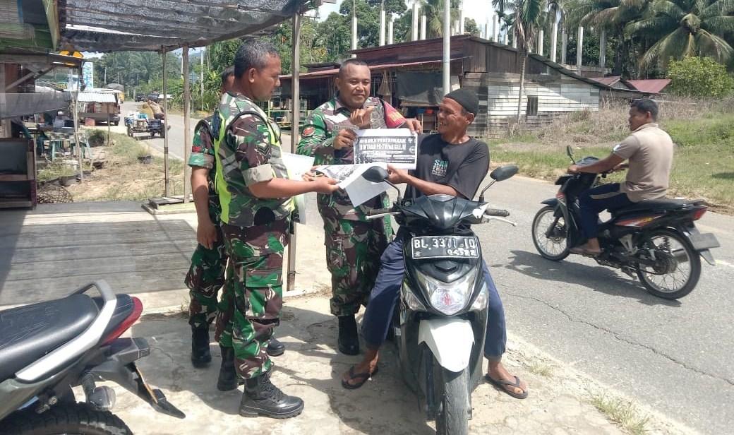 Babinsa Jajaran Kodim 0107/Asel Sebarkan Brosur Penerimaan Prajurit TNI AD