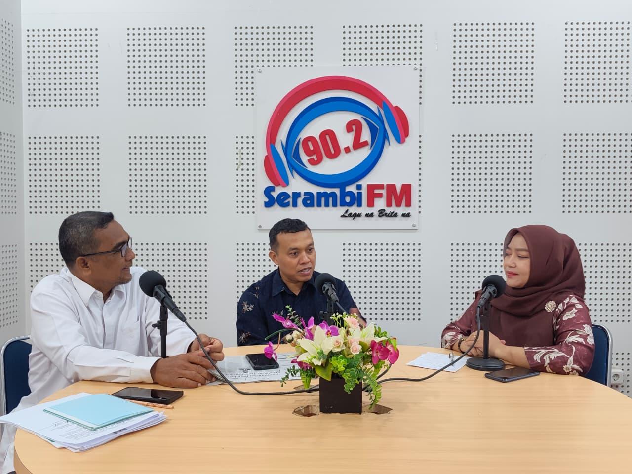 FOTO BERSAMA - Zulfikar, SAg. MAg, MGT Fungsional perencana umum bapeda aceh, Fahmi M Nasir MCL komisioner Baitulmal Aceh dan Tieya Andalusia melakukan foto bersama seusai Talkshow 