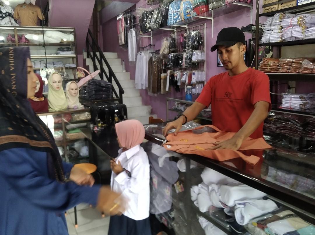 Orang Tua di Aceh Singkil Mulai Buru Baju SD, Ini Tips Memilih Seragam Berkualitas