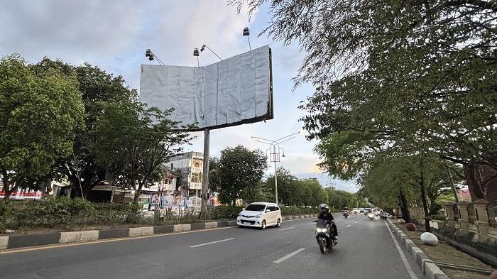 Baliho Raksasa di Depan Polda Aceh Ancam Keselamatan Pengendara - Serambinews.com