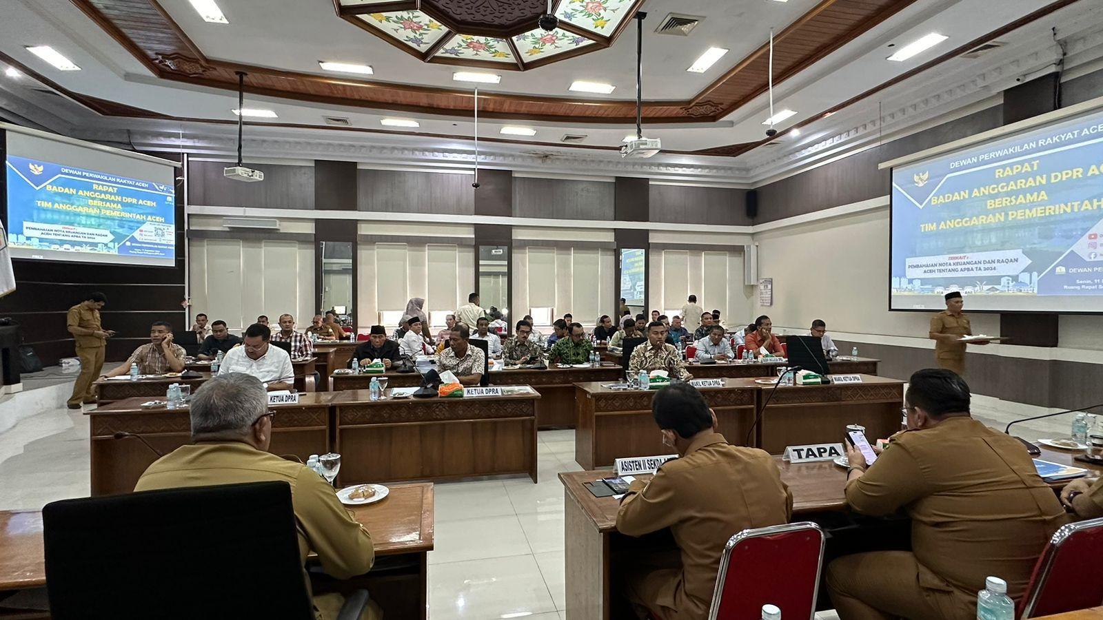 Banggar-DPRA-dan-TAPA-sedang-melakukan-pembahasan-RAPBA-2024-di-Gedung-DPRA.jpg