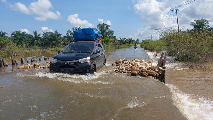 Banjir-masih-menggenang-jalan-alternatif-menuju-Singkil-ibu-kota-Kabupaten-Aceh-Singkil.jpg