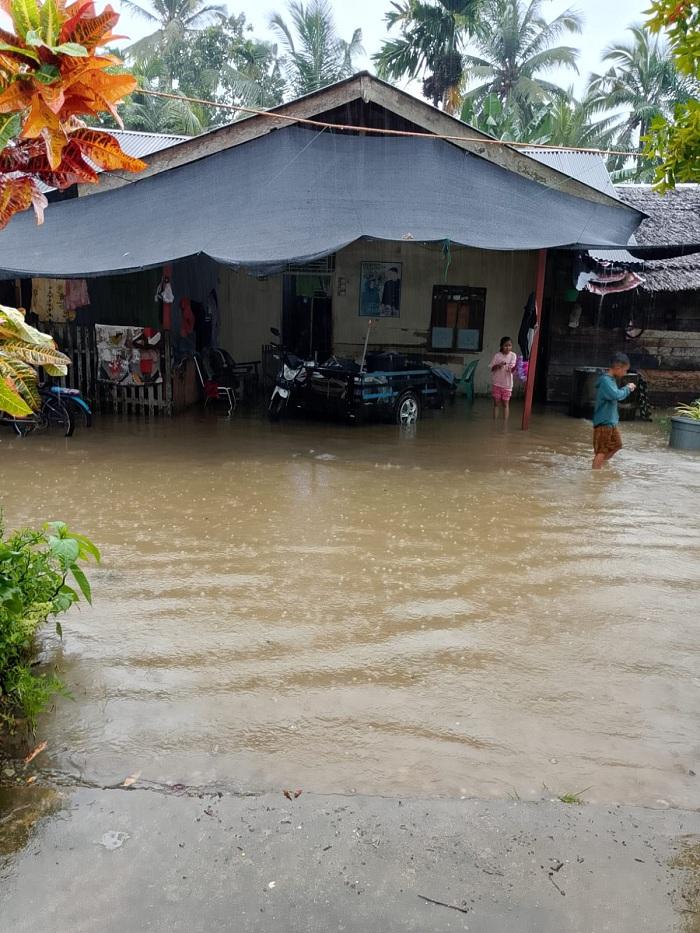 Banjir-mulai-merendam-Gampong-di-Kecamatan-Madat-2.jpg