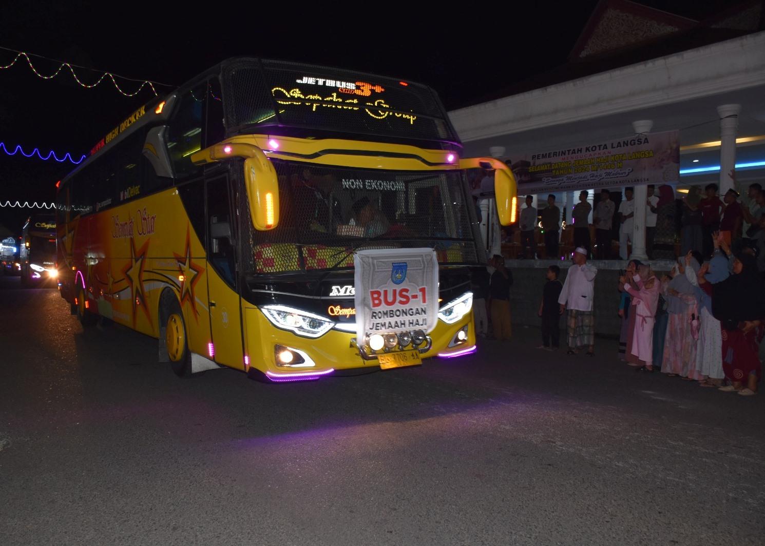 Beberapa-bus-yang-membawa-kepulangan-jamaah-haji-dengan-dikawal-mobil-Satlantas-Polres-Langsa.jpg
