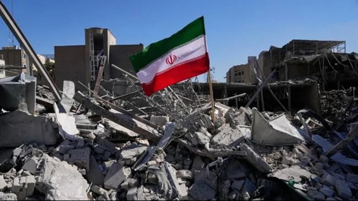 Bendera-Iran-dikibarkan-di-antara-reruntuhan-gedung-di-Teheran.jpg