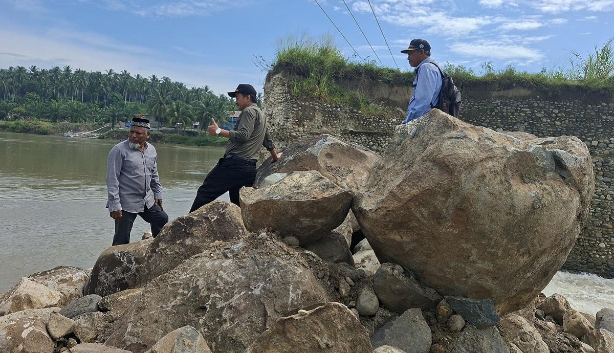 Bendungan-darurat-di-sebelah-selatan-bendungan-irigasi-PP-dikerjakan.jpg