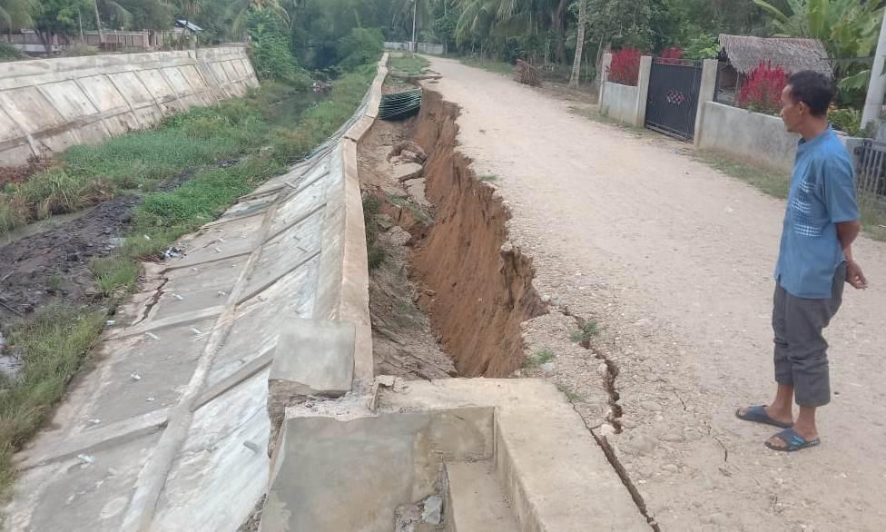 Tebing Tanggul Sungai di Aceh Utara Ambruk, Warga Resah Karena Rawan Kecelakaan