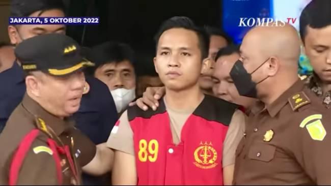 Bharada-Richard-Eliezer-atau-Bharada-E-dikawal-petugas-Kejaksaan-Agung.jpg