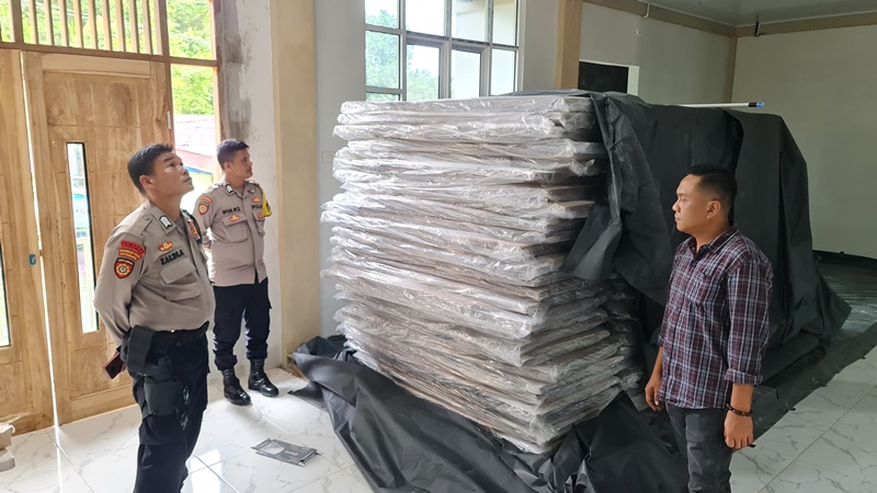 Bilik-suara-untuk-pemilu-2024-disimpan-di-gudang-logistik-KIP-Simeulue-dan-dijaga.jpg