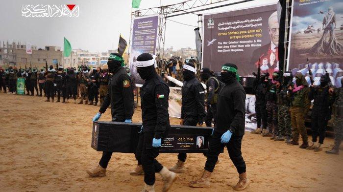 Brigade-Al-Qassam-membawa-salah-satu-peti-mati-dari-empat-jenazah-sandera-Israel.jpg