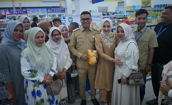 Bupati-Abdya-Safaruddin-saat-meresmikan-Indomaret.jpg