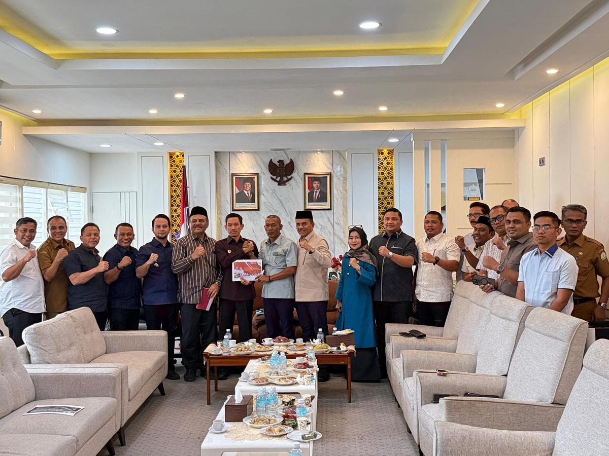 Bupati-Aceh-Barat-Tarmizi-SP-beserta-jajarannya-melakukan-pertemuan-dengan-Ketua-DPRA.jpg