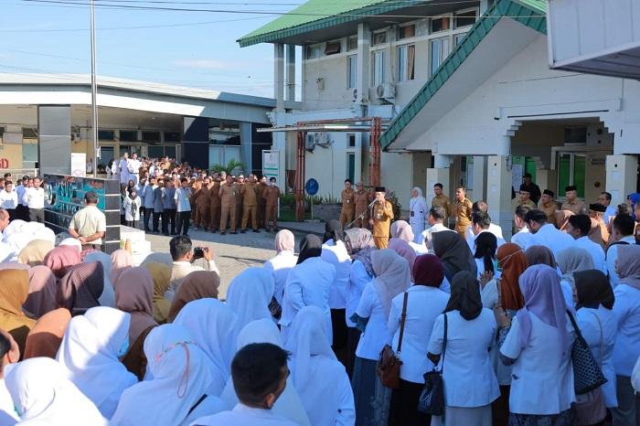 Bupati-Aceh-Barat-memimpin-apel-pagi-di-halaman-RSUD-Cut-Nyak-Dhien-Meulaboh.jpg