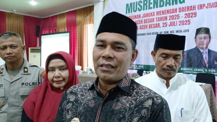 Bupati Aceh Besar Ajak Orang Tua Antar Anak pada Hari Pertama Sekolah - Serambinews.com