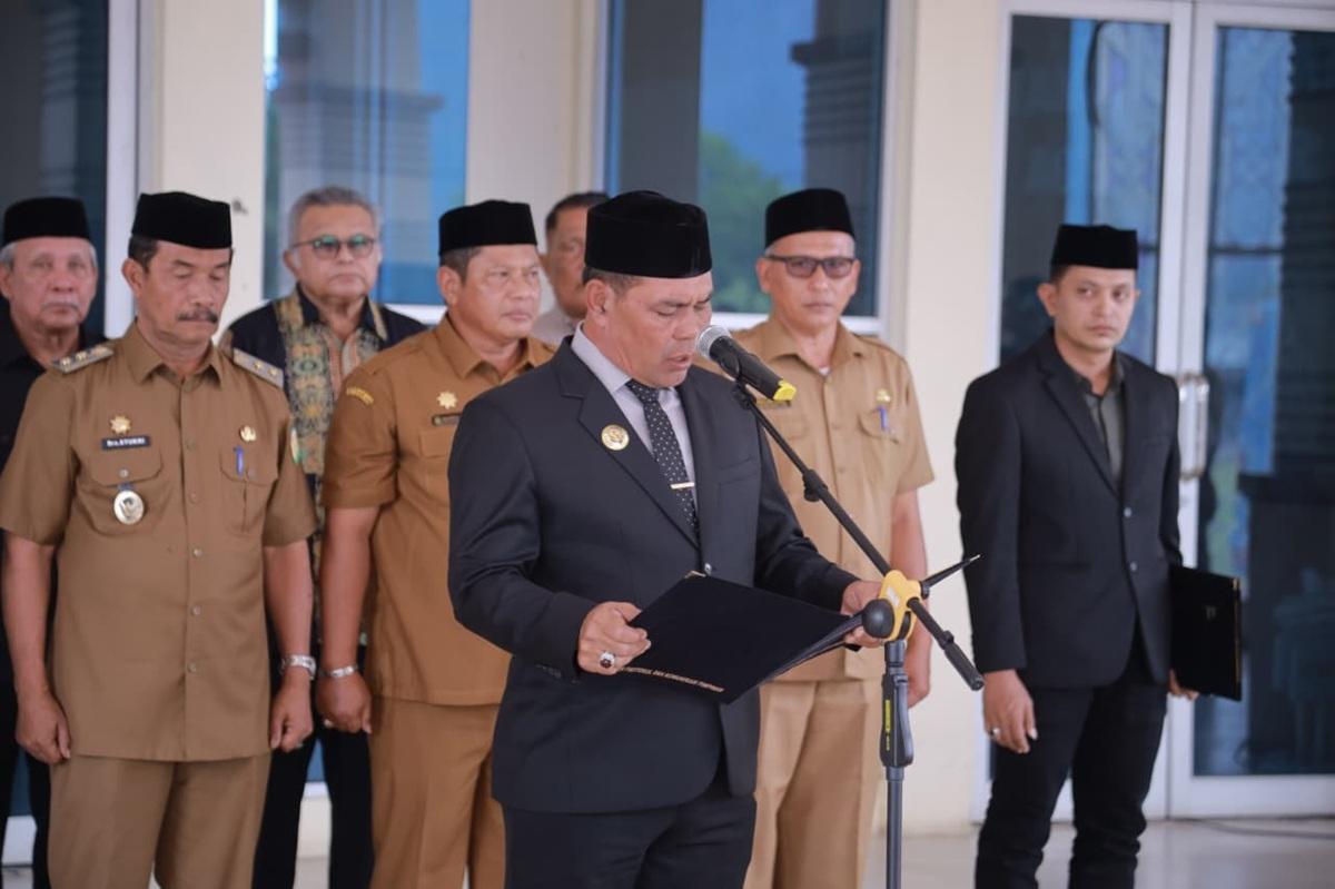 Bupati-Aceh-Besar-Muharram-Idris-memimpin-pelantikan-dan-pengambilan-sumpah-pejabat.jpg