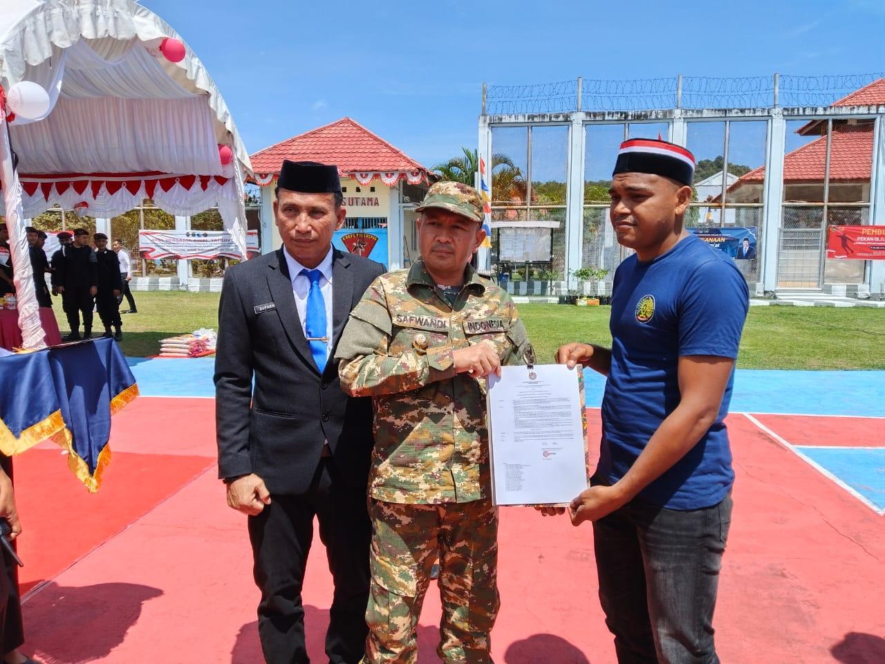 Bupati-Aceh-Jaya-menyerahkan-remisi-secara-simbolis-kepada-salah-satu-warga-binaan.jpg