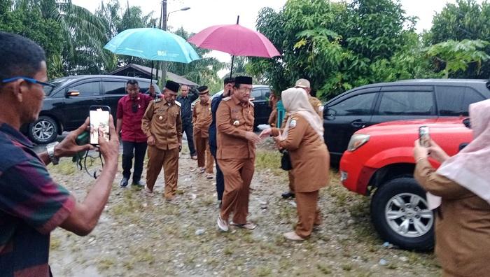 Bupati-Aceh-Singkil-Safriadi-mengunjungi-korban-kebakaran-di-Desa-Sianjo-anjo-Meriah.jpg
