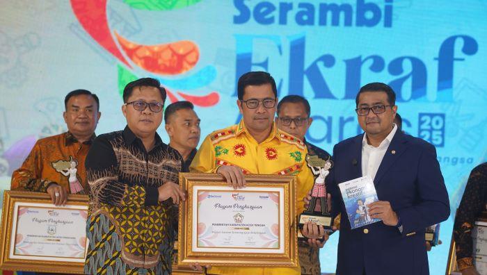 Bupati-Aceh-Tengah-Terima-Serambi-Ekraf-Awards-2025.jpg