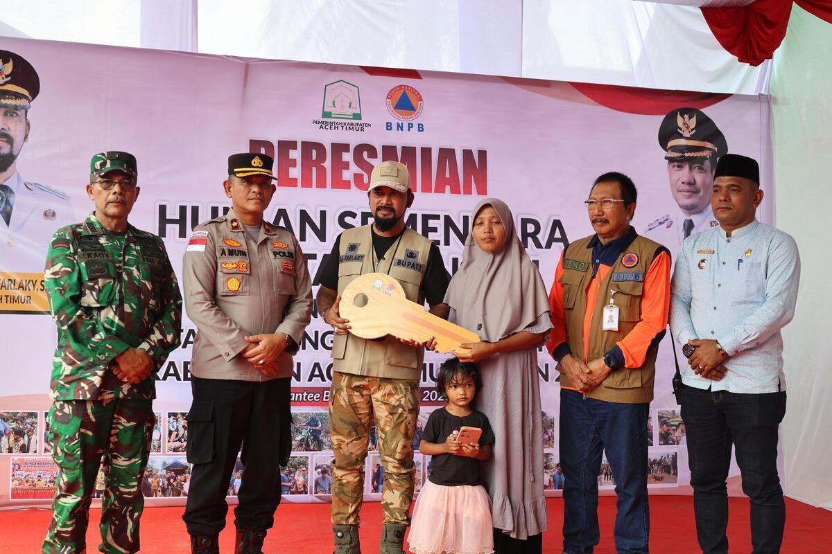 Bupati-Aceh-Timur-Iskandar-Usman-Al-Farlaky-menyerahkan-simbolis-kunci-hunian-sementara.jpg
