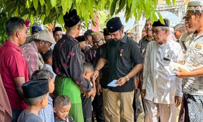 Bupati-Aceh-Timur-Iskandar-Usman-Al-Farlaky-saat-membagikan-santunan-kepada-anak-anak.jpg