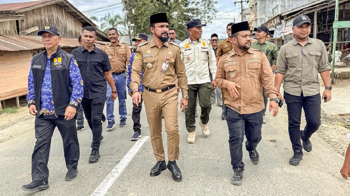 Bupati-Aceh-Timur-Iskandar-Usman-Al-Farlaky-saat-meresmikan-pengaspalan-jalan.jpg